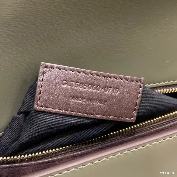 SMOOTH CARRE IN SATCHEL LEATHER LOULOU YSL 0610